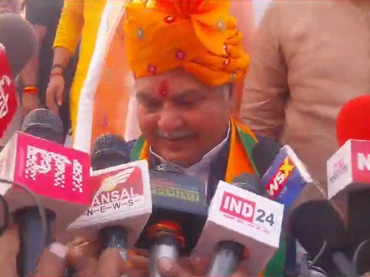 MP Assembly Elections 2023 Narendra Singh Tomar son Devendra Pratap Singh Tomar money transaction Third Video goes viral ann MP Election 2023: नरेंद्र सिंह तोमर के बेटे की तीसरी वीडियो वायरल, मामले पर प्रतिक्रिया देने से बचते नजर आए केंद्रीय मंत्री