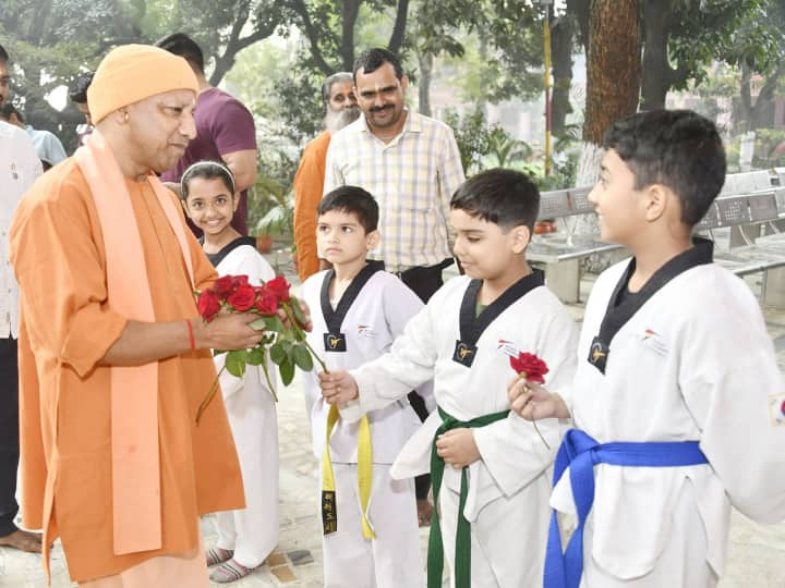 Children's Day 2023 Cm yogi adityanath with children in gorakhpur Childrens Day 2023: बाल दिवस पर सीएम योगी पहुंचे बच्चों के बीच, कुछ इस तरह दी शुभकामनाएं