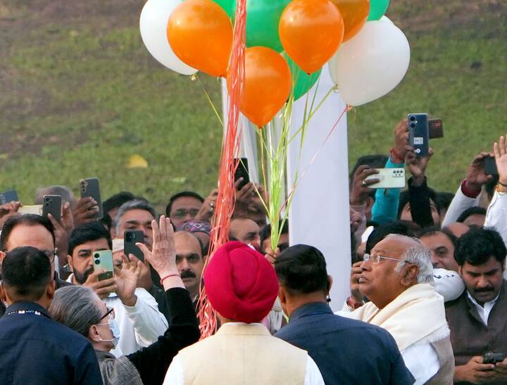 Congress President Mallikarjun Kharge with senior party leader Sonia Gandhi and others release balloons as a mark of respect for Pandit Jawaharlal Nehru on his birth anniversary. (Source: PTI)