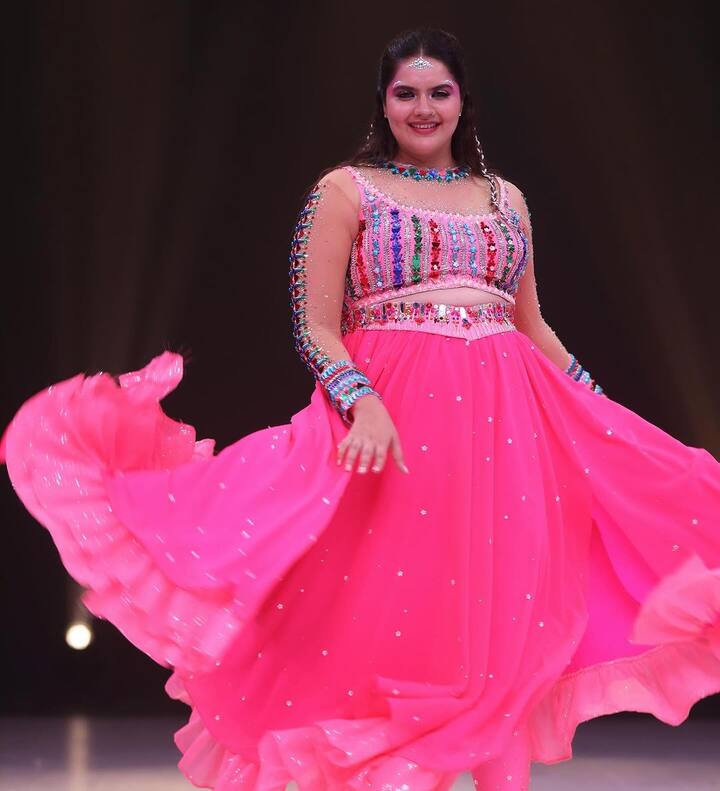 अंजलि आनंद खतरों के खिलाड़ी की एक और प्रतियोगी हैं जो डांस रियलिटी शो में भाग लेती हैं. वह हाल ही में फिल्म रॉकी और रानी की प्रेम कहानी में नजर आईं, जिसमें आलिया भट्ट और रणवीर सिंह मुख्य भूमिका में थे. उन्होंने अपने डांसिंग पार्टनर डैनी फर्नांडीज के साथ शो में हिस्सा लिया है. उनकी अनुमानित कुल संपत्ति 10 करोड़ रुपये है.