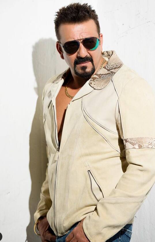 बॉलीवुड एक्टर संजय दत्त के जीवन पर भी एक बायोपिक आई 'संजू' . इस फिल्म के लिए एक्टर ने 9 से 10 करोड़ रुपये वसूले थे. फिल्म में रणबीर कपूर ने उनका किरदार अदा किया था.