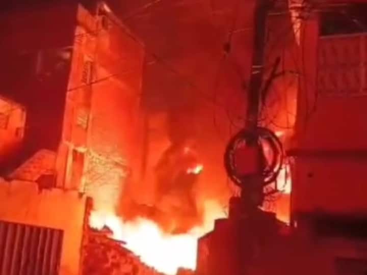 Dhanbad Fire Breaks in shop and house three people of same family died ANN Dhanbad Fire Breaks: धनबाद में दुकान में लगी भीषण आग, एक ही परिवार के तीन लोगों की मौत