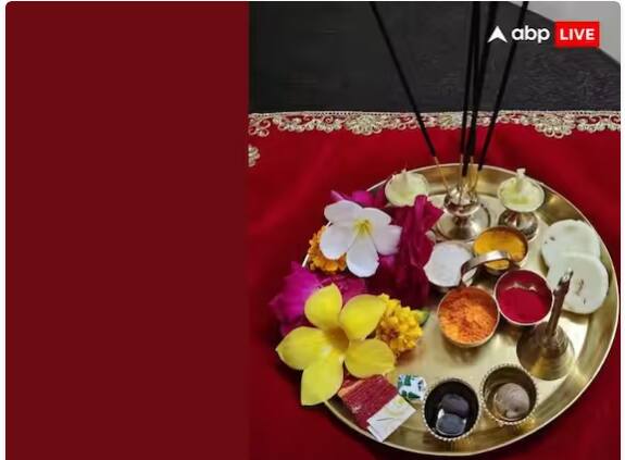 ਸਭ ਤੋਂ ਪਹਿਲਾਂ ਥਾਲੀ ਨੂੰ ਗੰਗਾ ਜਲ ਨਾਲ ਸ਼ੁੱਧ ਕਰ ਲਓ। ਇਸ ਤੋਂ ਬਾਅਦ ਪਲੇਟ ਨੂੰ ਫੁੱਲਾਂ ਨਾਲ ਸਜਾਓ। ਰੋਲੀ, ਕੁਮਕੁਮ, ਅਕਸ਼ਤ, ਕਲਾਵਾ, ਸੁੱਕਾ ਨਾਰੀਅਲ, ਮਠਿਆਈਆਂ ਆਦਿ ਨੂੰ ਥਾਲੀ ਵਿੱਚ ਹੀ ਰੱਖੋ। ਇਸ ਦੇ ਨਾਲ ਹੀ ਘਿਓ ਦਾ ਦੀਵਾ ਜਗਾਓ।