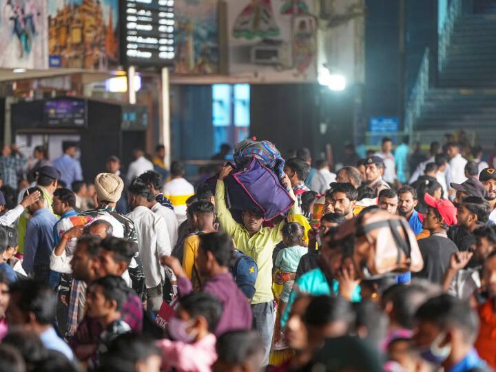 बिहार और पूर्वांचल के सबसे खास लोकपर्व छठ पर हर व्यक्ति अपने घर लौटना चाहता है. यही वजह है कि इन दिनों दिल्ली और मुंबई जैसे अन्य शहरों के रेलवे स्टेशन पर घर लौटने वाले बिहार और पूर्वांचल के प्रवासियों की भीड़ दिख रही है.