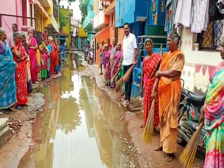 Women protesting against the Madurai Municipal Corporation with brooms in their hands has created a stir மதுரை மாநகராட்சியை கண்டித்து கையில் துடைப்பத்துடன் போராட்டத்தில் ஈடுபட்ட பெண்கள்! காரணம் என்ன?