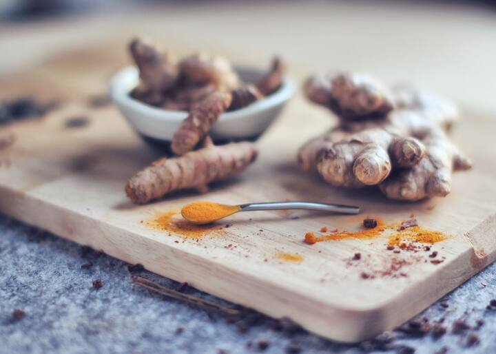 आल्यामध्ये एन्टी इन्फ्लामेंटरी प्रॉपर्टीज असतात ज्यामुळे आपल्या आरोग्याच्या अनेक समस्या दूर होतात.