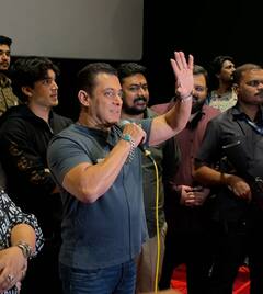 Salman Khan Pics: 'टाइगर 3' के शो से पहले टॉयज लेकर थिएटर पहुंचे सलमान खान...छोटे-छोटे फैंस के साथ ली सेल्फी, देखिए तस्वीरें