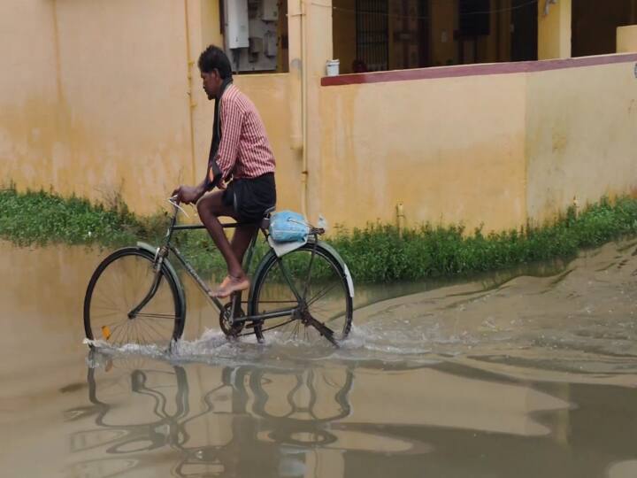 TN rain water enters the houses along with waste water in kelambakkam TNN TN Rain: இரவில் கொட்டி தீர்த்த கனமழை...குடியிருப்பு சாலைகளில் தேங்கிய மழை நீரால் மக்கள் அவதி