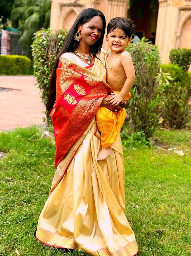 एसिड अटैक सरवाइवर लक्ष्मी अग्रवाल की जिंदगी पर भी फिल्म आई 'छपाक'. इस फिल्म दीपिका पादुकोण ने उनका किरदार निभाया. अपनी बायोपिक के लिए लक्ष्मी फिल्म के मोशन पिक्चर राइट्स के लिए 13 लाख रुपये चार्ज किए थे.