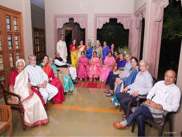 Sharad Pawar Diwali Padwa meeting with NCP workers at Katewadi Baramati Govind Baug house will Ajit Pawar meet Supriya Sule Maharashtra Politics पाडव्यानिमित्त शरद पवारांच्या भेटीगाठी, दादा समर्थक आमदारही भेटले, दादांची प्रतीक्षा, बेनके म्हणाले, सगळे एकत्र दिसतील!