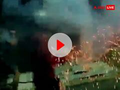 हॉस्टल के लड़कों के बीच छिड़ा घमासान युद्ध, गुस्सा निकालने के लिए एक दूसरे पर दागे रॉकेट, सामने आया VIDEO