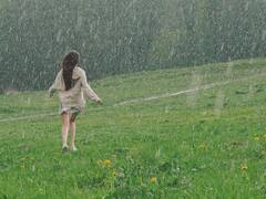 மழையில் நனைந்து விட்டீர்களா..? ஜலதோஷம் வராமல் இருக்க இவற்றை செய்யுங்க!