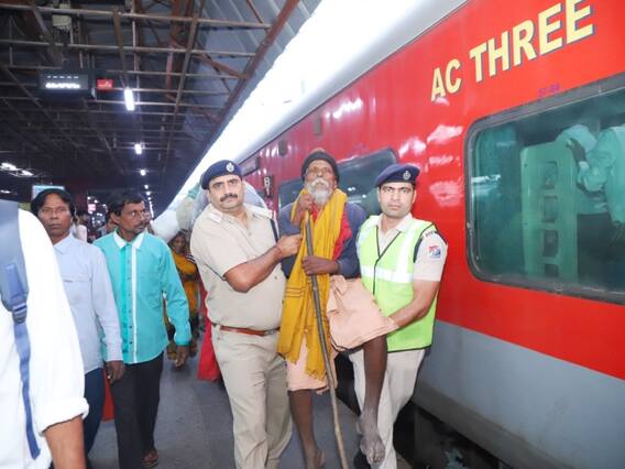 Chhath Puja 2023: छठ पूजा पर ट्रेनों में उमड़ी भीड़, रेलवे ने स्‍टेशनों पर क‍िए खास इंतजाम, देखें तस्‍वीरें