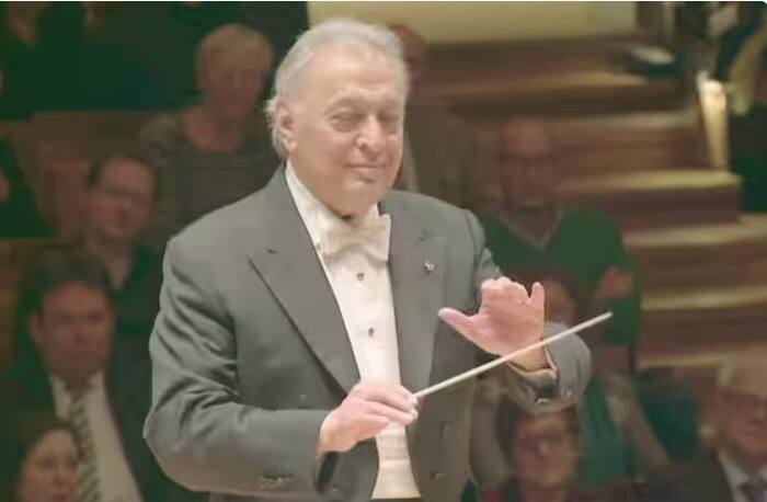 ਮੁੰਬਈ ਵਿੱਚ ਜਨਮੀ ਆਰਕੈਸਟਰਾ ਕੰਡਕਟਰ ਜ਼ੁਬੀਨ ਮਹਿਤਾ ਪੂਰੀ ਦੁਨੀਆ ਵਿੱਚ ਮਸ਼ਹੂਰ ਹੈ। ਉਸਨੂੰ ਪੰਜ ਵਾਰ ਗ੍ਰੈਮੀ ਅਵਾਰਡ ਨਾਲ ਸਨਮਾਨਿਤ ਕੀਤਾ ਗਿਆ ਹੈ। ਉਸਨੇ ਆਪਣਾ ਪਹਿਲਾ ਪੁਰਸਕਾਰ 1981 ਵਿੱਚ Isaac Stern 60th Anniversary Celebration ਲਈ ਪ੍ਰਾਪਤ ਕੀਤਾ ਸੀ। ਉਨ੍ਹਾਂ ਨੇ ਦੋ ਕੈਟੇਗਰੀ ਵਿੱਚ ਇਹ ਐਵਾਰਡ ਆਪਣੇ ਨਾਂਅ ਕੀਤਾ ਸੀ।