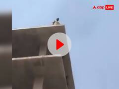 सुसाइड के लिए बिल्डिंग पर चढ़ा शख्स, बचाने के बजाय लोगों ने कहा- भाई जल्दी कर...हमारे पास टाइम नहीं है