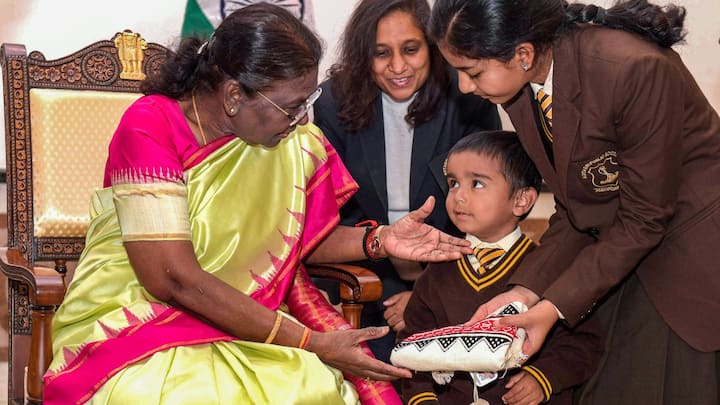 World News: ২০ নভেম্বর। অর্থাৎ আজ থেকে মাত্র ৬ দিন পর, আন্তর্জাতিক শিশুদিবস। সেই উপলক্ষ্যেও বিভিন্ন দেশের মতো এদেশের নানা বিশিষ্ট ভবন আলোর সাজে সেজে ওঠে।