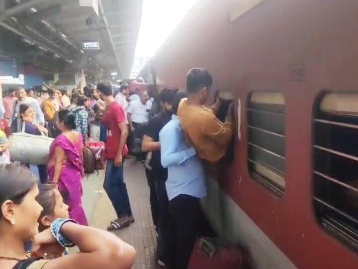 यह तस्वीर मुंबई की है. बिहार जाने वाली ट्रेन 12336 एलटीटी-भागलपुर एक्सप्रेस जैसे ही लोकमान्य तिलक टर्मिनस के प्लेटफॉर्म नंबर 2 पर पहुंची तो देखिए स्थिति क्या हो गई. अंदर घुसने की जगह नहीं मिली तो खिड़की से लोग घुसने लगे.