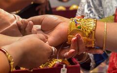 Gold Price Today: সামনেই বিয়ের মরশুম, তার আগেই ফের বাড়ল সোনার মূল্য, কত দামে কিনতে হবে?