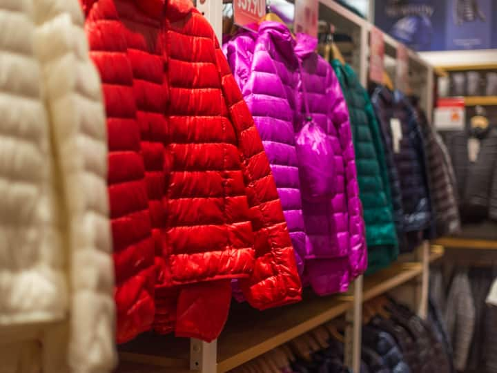 Delhi Winter Clothes Market: दिल्ली में सर्दी की शुरुआत हो गई है. ऐसे में आप सस्ते दामों पर अच्छे कपड़े और जैकेट्स की खरीदारी करने का सोच रहे हैं तो इस मार्केट्स का नाम जरूर जान लें.