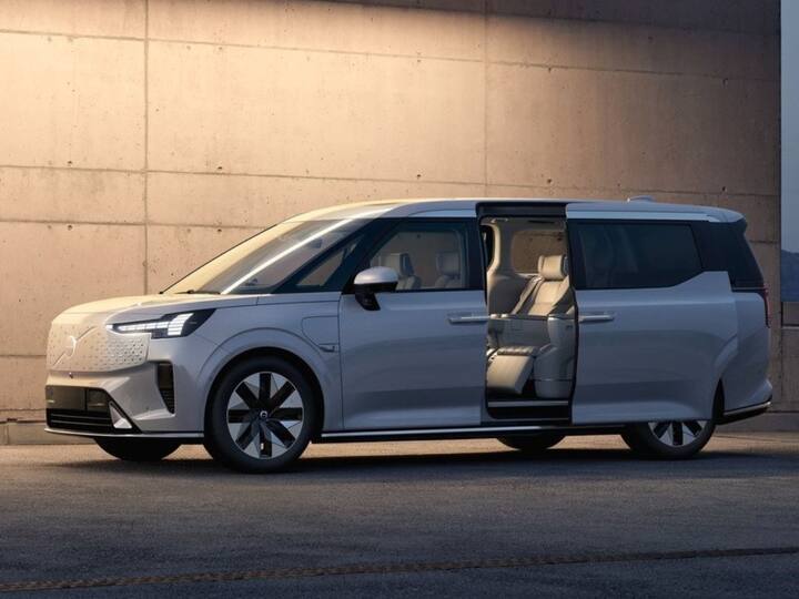 You would be able to access the third row via sliding rear doors sliding second row seats. As expected, refinement is important as the EM90 has a dual chamber air suspension and silent tyres to bring noise levels down. (Image Credit: Somnath Chatterjee)