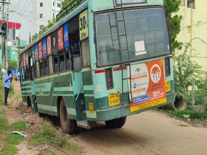 மதுரை மாட்டுத்தாவணி பணிமனை சாலையில்  குழிகளில் சிக்கும் அரசு பேருந்துகள்