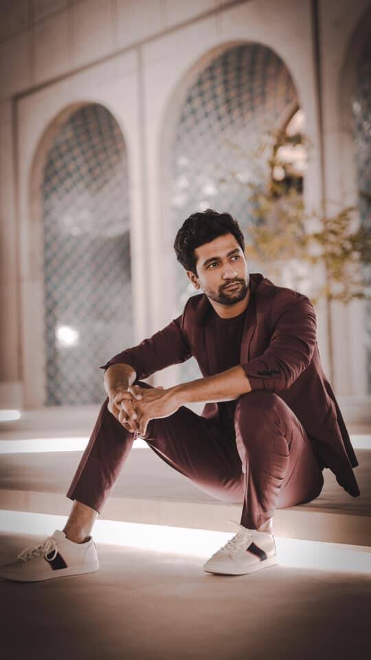 विक्की कौशल ने कहा कि, उस वक्त हम तीनों ऐसा फील कर रहे थे कि हम खुद को किसी पर्दे की पीछे छिपा लें..उस दिन ज्यादा शर्मिंदा मैं आजतक कहीं नहीं हुआ..