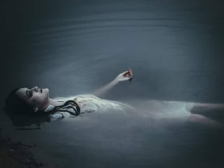 Alive Person Drowns In Water But Why Dead Body Float On Water Know Answer जिंदा इंसान पानी में डूब जाता है, मगर डेड बॉडी क्यों पानी में तैरने लगती है? क्या आप जानते हैं जवाब?