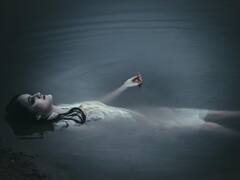 जिंदा इंसान पानी में डूब जाता है, मगर डेड बॉडी क्यों पानी में तैरने लगती है? क्या आप जानते हैं जवाब?