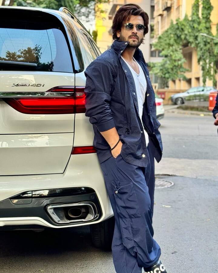 शोएब इब्राहिम, जिन्हें आखिरी बार टीवी शो अजूनी में देखा गया था, ने झलक दिखला जा 11 के साथ रियलिटी शो में अपनी शुरुआत की. वह पेशेवर डांसिंग पार्टनर अनुराधा अय्यनगर के साथ प्रदर्शन करेंगे. उनकी अनुमानित कुल संपत्ति 27 करोड़ रुपये है.