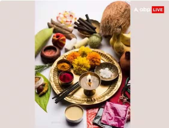 ਸਿੰਦੂਰ, ਫੁੱਲ, ਚੌਲ, ਚਾਂਦੀ ਦਾ ਸਿੱਕਾ, ਸੁਪਾਰੀ, ਗੋਲਾ ਅਰਥਾਤ ਸੁੱਕਾ ਨਾਰੀਅਲ, ਫੁੱਲ ਦੀਆਂ ਪੱਤੀਆਂ, ਕਲਾਵਾ ਮਠਿਆਈ, ਫਲ, ਇਨ੍ਹਾਂ ਸਾਰੀਆਂ ਚੀਜ਼ਾਂ ਦਾ ਹੋਣਾ ਜ਼ਰੂਰੀ ਹੈ।