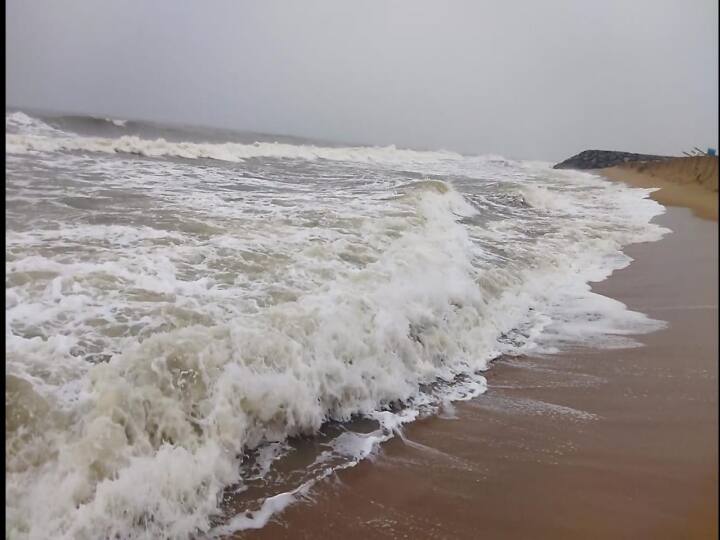 TN Rain due to rain chengalpattu district fishermen did not go to sea TNN புதிய காற்றழுத்தத் தாழ்வுப் பகுதி உருவானது..கல்பாக்கம், மகாபலிபுரத்தில் சீற்றத்துடன் காணப்படும் கடல்