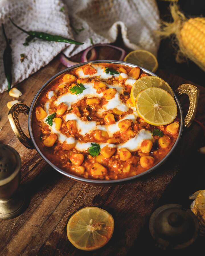 'we are what we eat' என்று ஆங்கிலத்தில் ஒரு வாக்கியம் உண்டு. நாம் என்ன உணவு சாப்பிடுகிறோமோ அதுவே நாம்’ என்று சொல்வது. ஆரோக்கியமான உணவுகளை சாப்பிடுவதன் மூலம் மட்டுமே ஆரோக்கியமான சருமம், முடி வளர்ச்சி, பளபளப்பான சருமம் என பெற முடியும்.