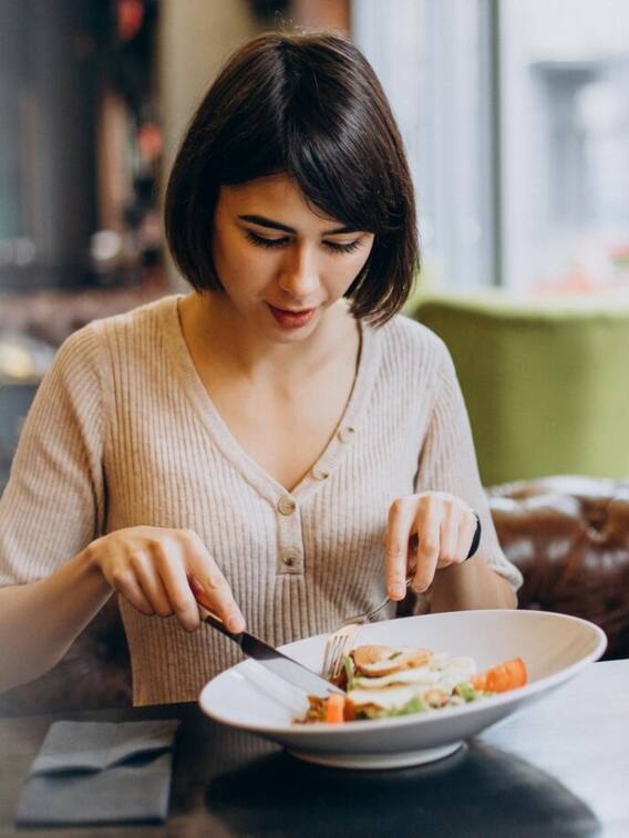 खाली पेट कभी न खाएं ये फूड आइटम्स, हेल्थ पर पड़ सकता है बुरा असर