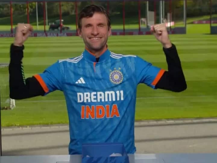 Thomas Muller wears Team India jersey wishes good luck ahead for World Cup semifinal World Cup 2023: थॉमस मुलर बने टीम इंडिया के फैन, जर्सी पहनकर किया सपोर्ट; देखें वीडियो