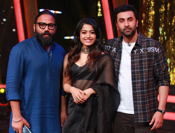 దర్శకుడు సందీప్ రెడ్డి వంగాతో హీరో హీరోయిన్లు రష్మిక, రణబీర్ (Image Courtesy : Aha OTT)