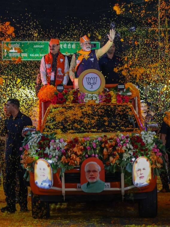 इंदौर में पीएम मोदी का रोड शो, आप भी देखें तस्वीरें