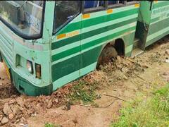மதுரை மாட்டுத்தாவணி பணிமனை சாலையில்  குழிகளில் சிக்கும் அரசு பேருந்துகள்