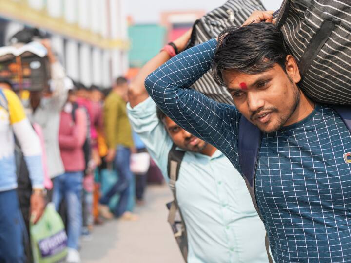 स्टेशन पर यात्रियों की भीड़ है लेकिन छठ की खुशी में घर लौटने वालों का उत्साह कम नहीं हो रहा है. परेशानी के बावजूद लोगों में घर लौटने का उत्साह भी तस्वीरों में दिख रहा है. कोई हाथ में तो कोई कंधे पर झोला उठाकर घर के लिए निकल पड़ा है.