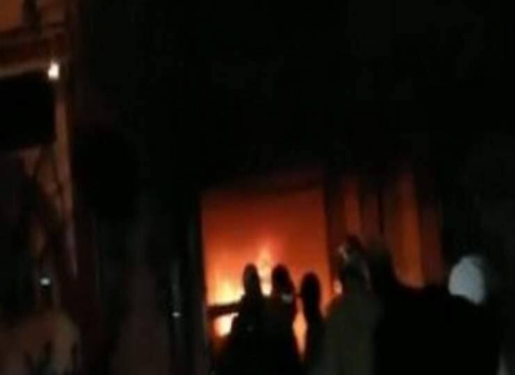 Delhi Massive fire broke out in Shakarpur one  woman died 26 lives saved by fire staff Delhi Fire Breaks: दिल्ली के शकरपुर में भीषण आग, एक महिला की मौत, फायर​कर्मियों ने 26 लोगों की ऐसे बचाई जान