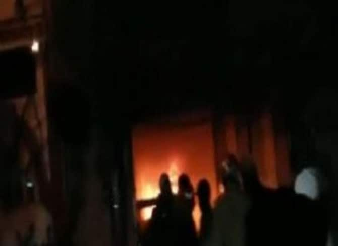 Delhi Massive Fire Broke Out In Shakarpur One woman Died 26 Lives Saved By  Fire Staff | Delhi Fire Breaks: दिल्ली के शकरपुर में भीषण आग, एक महिला की  मौत, फायर​कर्मियों ने