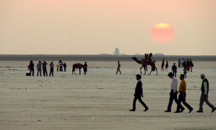 Kutch Diwali 2023 News: visitor has been going to kutch in large number on the diwali holiday Kutch Holiday: કચ્છમાં પ્રવાસીઓનો ધસારો, હજારોની સંખ્યામાં સફેદ રણ, કાળો ડુંગર સહિતના સ્થળો પર લોકો ઉમટ્યા