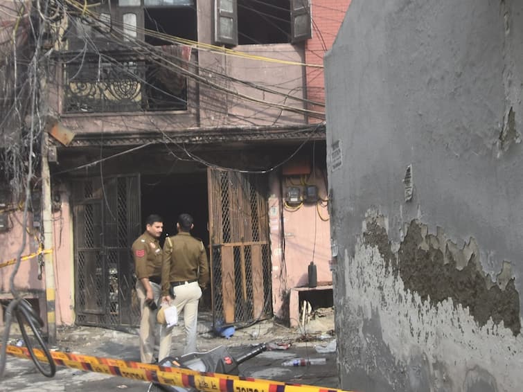 East Delhi Fire Survivors Jump From Houses To Save Themselves Shakarpur area fire 1 Dead 9 Injured ‘Jumped From Houses To Save Themselves’: Survivors Of East Delhi Fire Incident Recount Horror