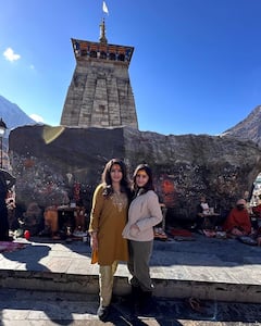 Raveena-Rasha Kedarnath Photos: बेटी राशा के साथ केदारनाथ धाम पहुंचीं रवीना टंडन, माथे पर तिलक लगाकर लिया भगवान का आशीर्वाद