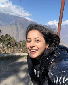 PHOTO: शहनाज गिल पोहोचली बद्रीनाथ धामला, अभिनेत्रीचा सुंदर फोटो व्हायरल!