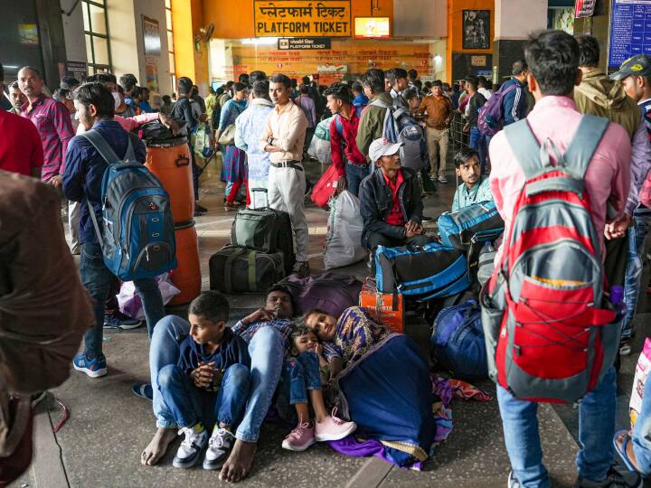 यह तस्वीर नई दिल्ली रेलवे स्टेशन की है. सोमवार (13 नवंबर) को स्टेशन पर काफी भीड़ दिखी. इनमें ज्यादातर यात्री छठ को लेकर घर जाने वाले ही दिखे. छोटे-छोटे बच्चे और महिलाएं घर लौटने की उम्मीद में ट्रेन की प्रतीक्षा कर रहे हैं.