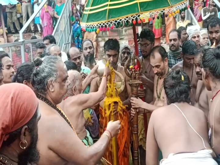 மயிலாடுதுறை சிவாலயங்களில் இருந்து காவிரி துலாக்கட்டத்தில் எழுந்தருளிய பஞ்சமூர்த்திகள்