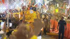 In Photos: इंदौर में पीएम मोदी का रोड शो, प्रधानमंत्री को देखने के लिए उमड़ी भीड़