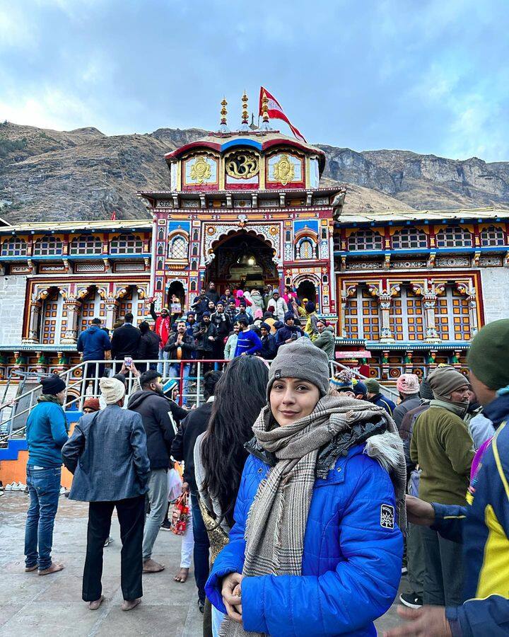 अलीकडेच अभिनेत्रीने तिचे ताजे फोटो इंस्टाग्रामवर शेअर केले आहेत. अभिनेत्री बद्रीनाथ धामला भेट देताना दिसत आहे. या फोटोंमध्ये शहनाज गिल बद्रीनाथ मंदिरासमोर उभी राहून पोज देताना दिसत आहे.