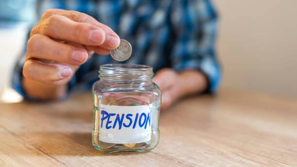 उर्वरित 40 टक्के रक्कम अॅन्युइटीमध्ये गुंतवावी लागते. हा पैसा पेन्शन देण्यासाठी वापरला जातो. राष्ट्रीय पेन्शन प्रणाली (NPS) योजना 9 ते 12 टक्के परतावा देते.  (Image Source : istock)