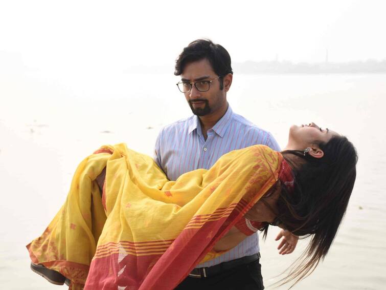 Colors Bangla Serial Tumii Je Amar Maa Arohi’s desperate plunge to end her life following a bitter exchange with Ani 'Tumii Je Amar Maa': আরোহী ও অনির সম্পর্কে ফের মল্লারের প্রবেশ? বিয়ের সম্পর্কে এবার সত্যিই ইতি?